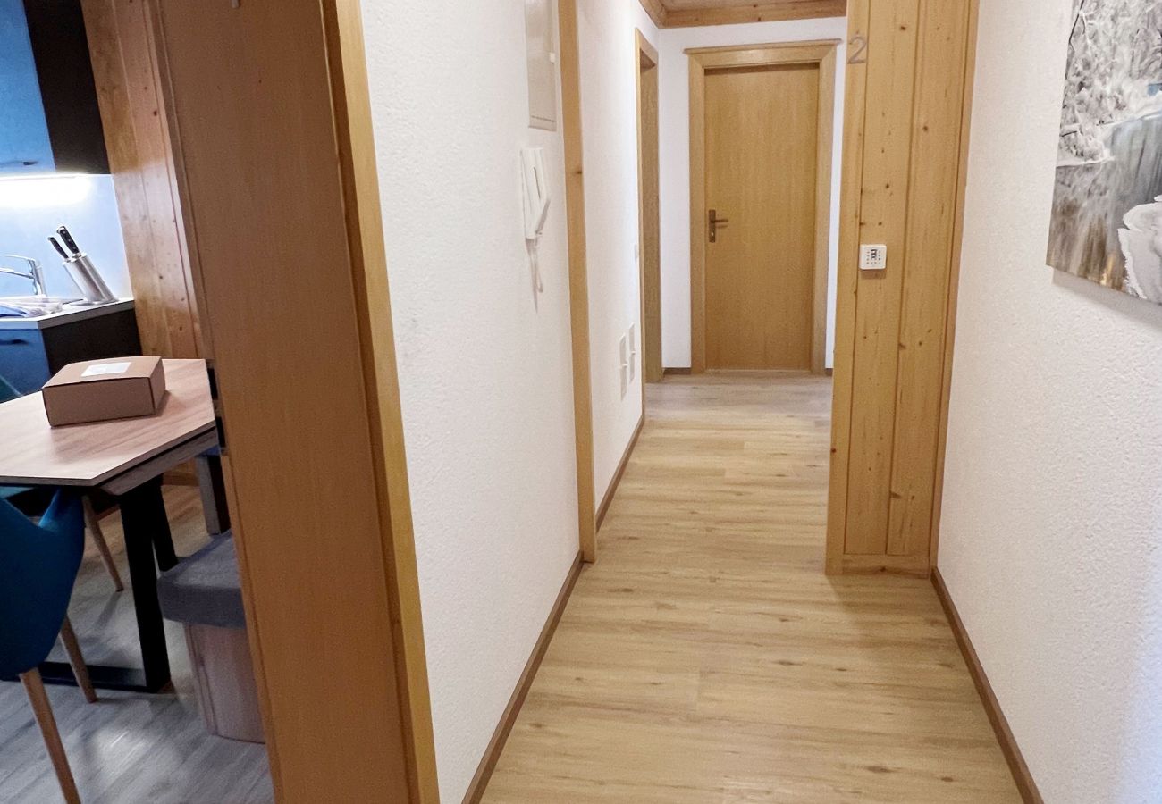 Wohnbereich Apartment Matri 2 Wohnbereich mit einem Tisch im Apartment Matri 2