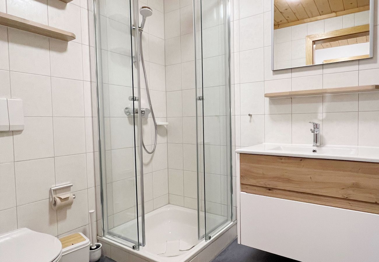 Bad Apartment Matri 2 Bad mit Klo, Dusche und Waschbecken im Apartment Matri 2