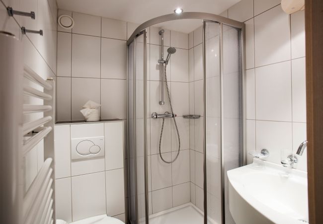 Bad Beatrix Alpenhaus Montafon Bad mit Klo, Dusche und Waschbecken im Beatrix Alpenhaus Montafon