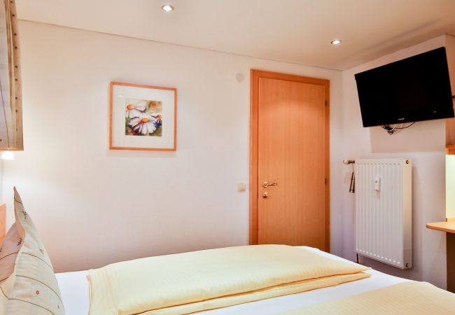 Schlafzimmer Bianca Alpenhaus Montafon Schlafzimmer mit Doppelbett im Bianca Alpenhaus Montafon