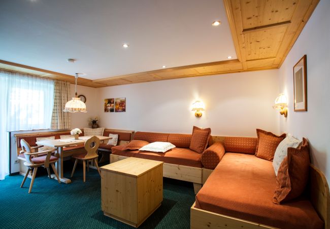 Wohnbereich Bianca Alpenhaus Montafon Wohnbereich mit Sofa und Tisch im Bianca Alpenhaus Montafon