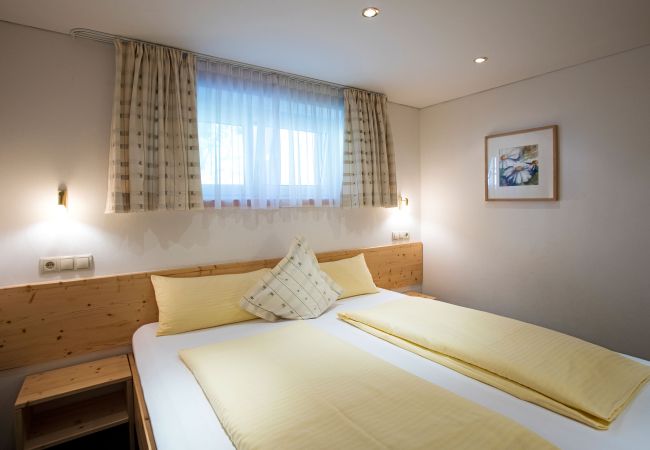 Schlafzimmer Bianca Alpenhaus Montafon Schlafzimmer mit Doppelbett im Bianca Alpenhaus Montafon