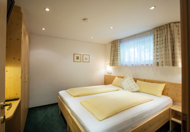Schlafzimmer Bianca Alpenhaus Montafon Schlafzimmer mit Doppelbett im Bianca Alpenhaus Montafon