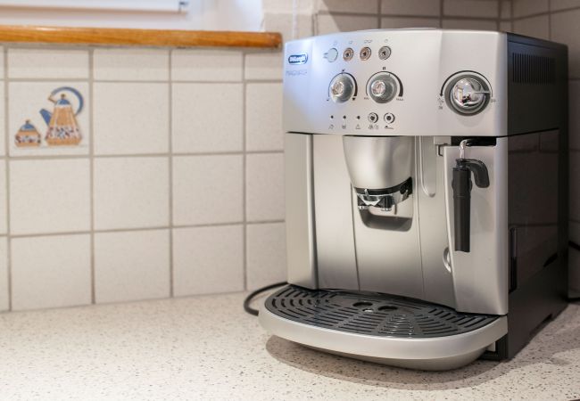 Küche Bianca Alpenhaus Montafon Küche mit Kaffeemaschine im Bianca Alpenhaus Montafon