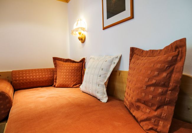 Wohnbereich Bianca Alpenhaus Montafon Wohnbereich mit Sofa im Bianca Alpehnhaus Montafon