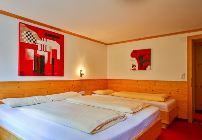 Schlafzimmer Corinna Alpenhaus Montafon Schlafzimmer mit Doppelbett im Corinna Alpenhaus Montafon