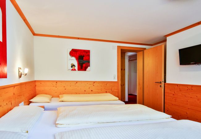 Schlafzimmer Corinna Alpenhaus Montafon Schlafzimmer mit Doppelbett im Corinna Alpenhaus Montafon