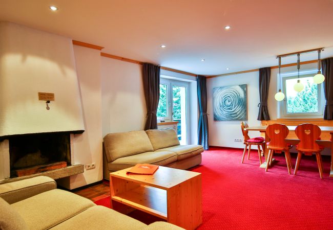 Wohnbereich Corinna Alpenhaus Montafon Wohnbereich mit Sofa und Tisch im Corinna Alpenhaus Montafon