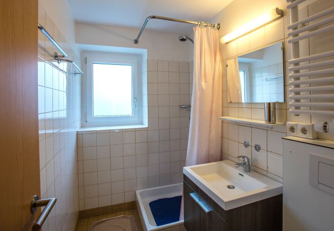 Bad Corinna Alpenhaus Montafon Bad mit Klo, Dusche und Waschbecken im Corinna Alpenhaus Montafon
