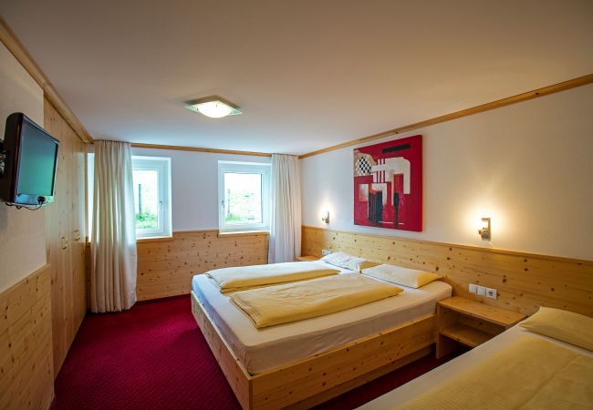 Schlafzimmer Corinna Alpenhaus Montafon Schlafzimmer mit einem Doppelbett und einem Einzelbett im Corinna Alpenhaus Montafon