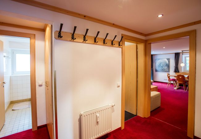 Wohnbereich Corinna Alpenhaus Montafon Wohnbereich mit Garderobe Corinna Alpenhaus Montafon