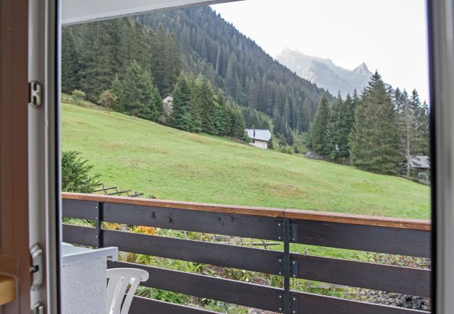 Balkon Corinna Alpenhaus Montafon Balkon mit 2 Stühlen und einem Tisch im Corinna Alpenhaus Montafon