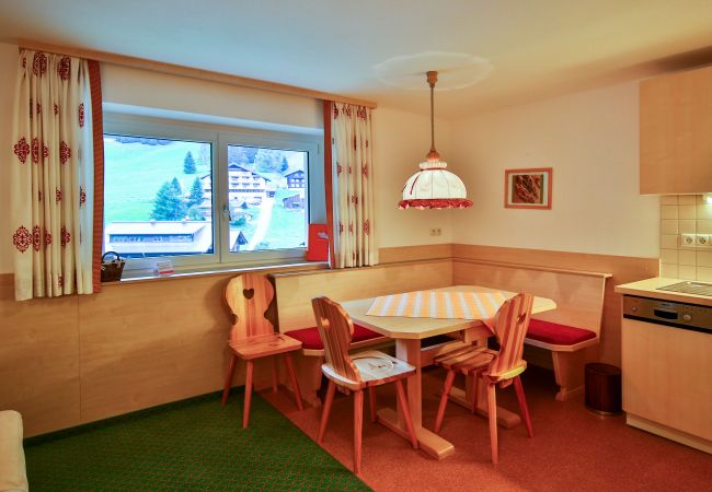 Wohnbereich Desirè Alpenhaus Montafon Wohnbereich mit einem Tisch im Desirè Alpenhaus Montafon