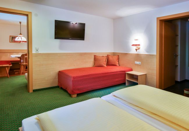 Schlafzimmer Desirè Alpenhaus Montafon Schlafzimmer mit Doppelbett im Desirè Alpenhaus Montafon