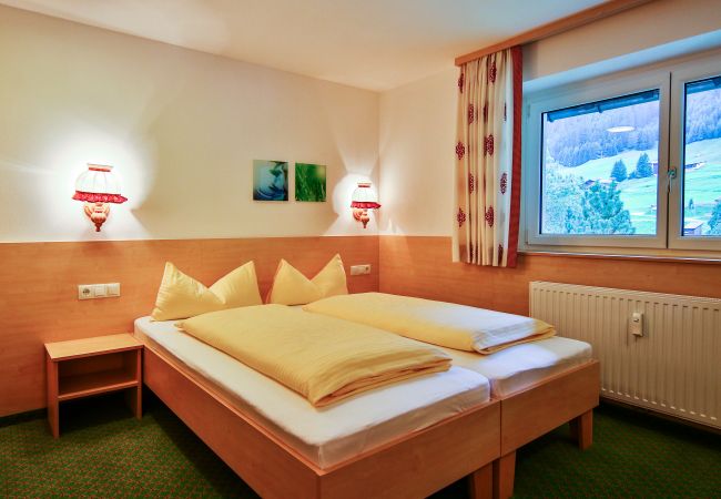 Schlafzimmer Desirè Alpenhaus Montafon Schlafzimmer mit Doppelbett im Desirè Alpenhaus Montafon