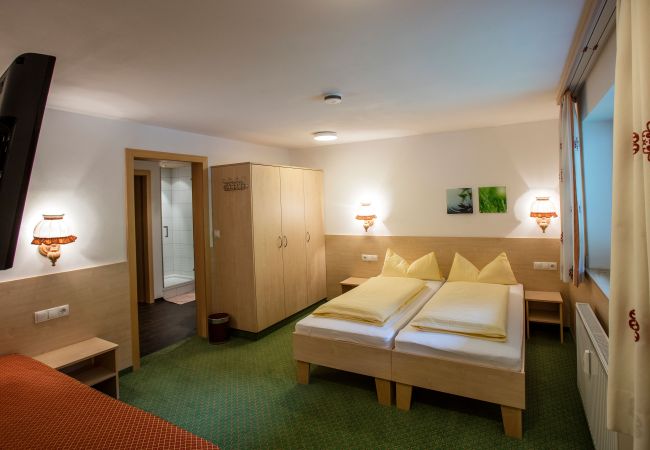 Schlafzimmer Desirè Alpenhaus Montafon Schlafzimmer mit Doppelbett im Desirè Alpenhaus Montafon