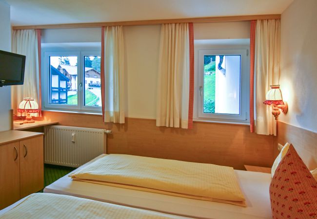 Schlafzimmer Doris Alpenhaus Montafon Schlafzimmer mit Doppelbett im Doris Alpenhaus Montafon