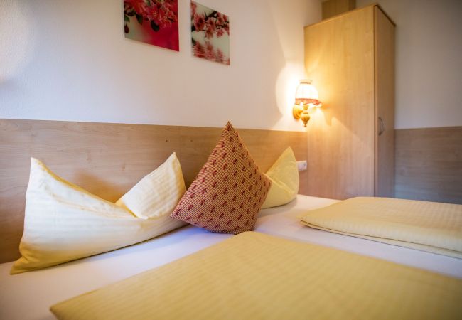 Schlafzimmer Doris Alpenhaus Montafon Schlafzimmer mit Doppelbett im Doris Alpenhaus Montafon