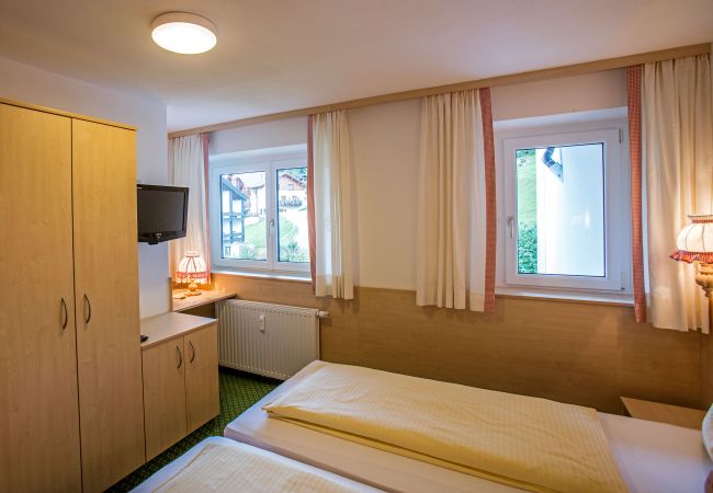 Schlafzimmer Doris Alpenhaus Montafon Slaapkamer Doris Alpenhaus Montafon