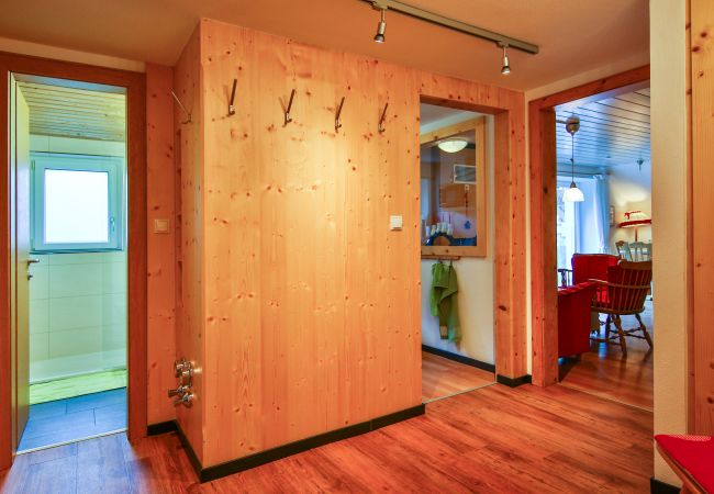 Wohnbereich Erika Alpenhaus Montafon Wohnbereich mit Garderobe im Erika Alpenhaus Montafon