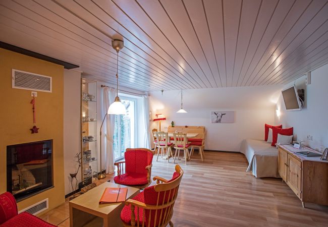 Wohnbereich Erika Alpenhaus Montafon Wohnbereich mit Sofa und Tisch im Erika Alpenhaus Montafon