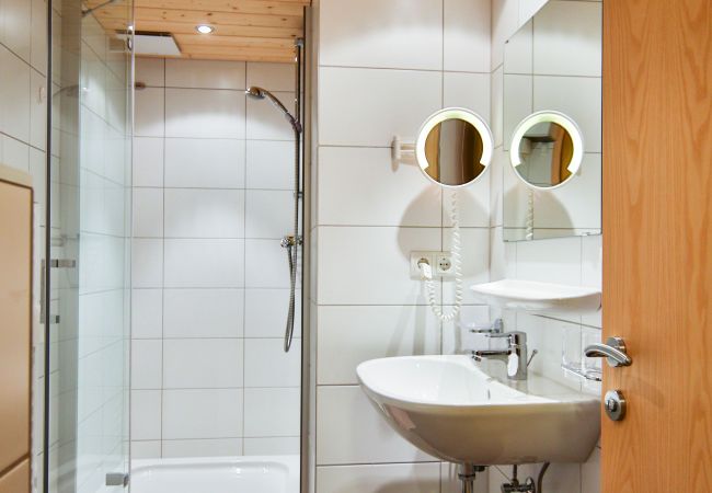 Bad Delia Alpenhaus Montafon Bad mit Dusche und Waschbecken im Delia Alpenhaus Montafon