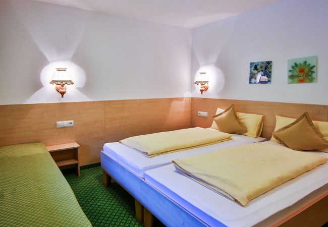 Schlafzimmer Delia Alpenhaus Montafon Schlafzimmer mit Doppelbett im Delia Alpenhaus Montafon