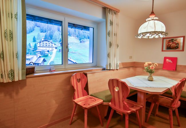 Wohnbereich Delia Alpenhaus Montafon Wohnbereich mit einem Tisch im Delia Alpenhaus Montafon