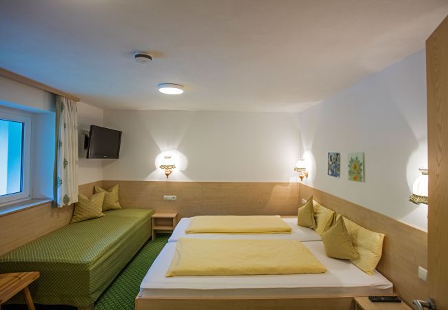 Schlafzimmer Delia Alpenhaus Montafon Schlafzimmer mit Doppelbett im Delia Alpenhaus Montafon