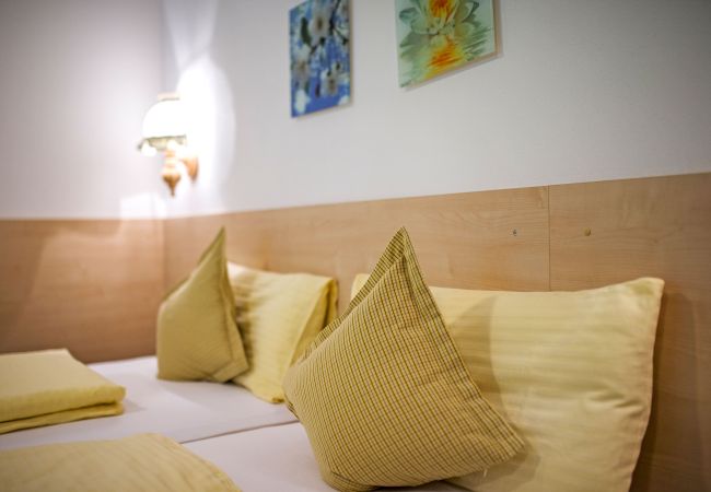 Schlafzimmer Delia Alpenhaus Montafon Schlafzimmer mit Doppelbett im Delia Alpenhaus Montafon
