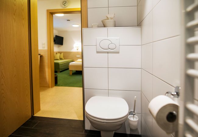 Bad Delia Alpenhaus Montafon Bad mit Klo, Dusche und Waschbecken im Delia Alpenhaus Montafon
