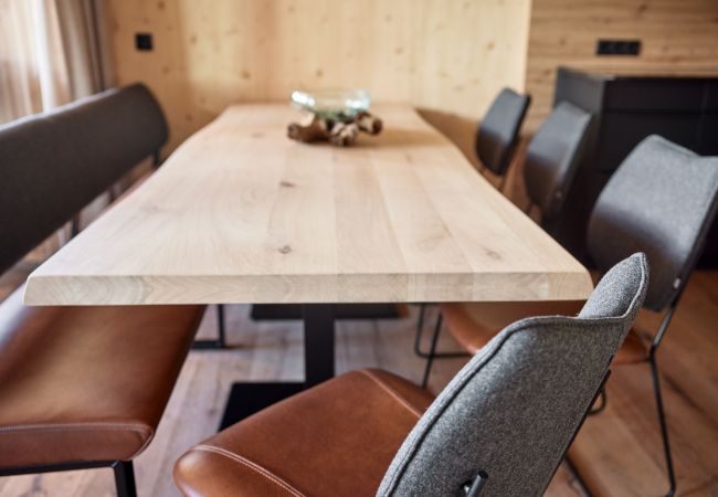 Wohnbereich Alm Lodge 5 Wohnbereich mit tisch im Alm Lodge 5