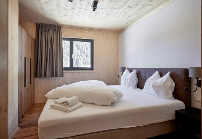 Schlafzimmer Alm Lodge 5 Schlafzimmer mit Doppelbett und wunderschönem Ausblick 5