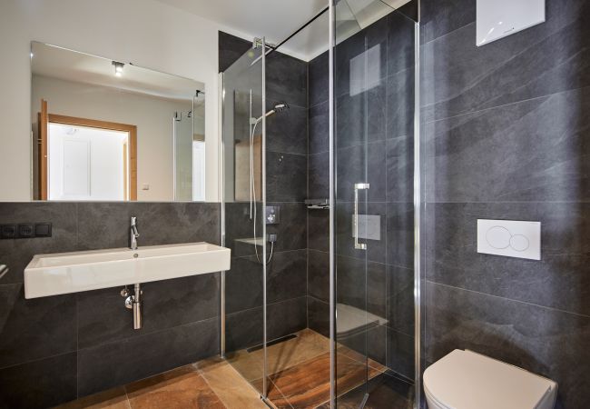 Bad Alm Lodge 5 Bad mit Klo, Dusche und Waschbecken in der Alm Lodge 5