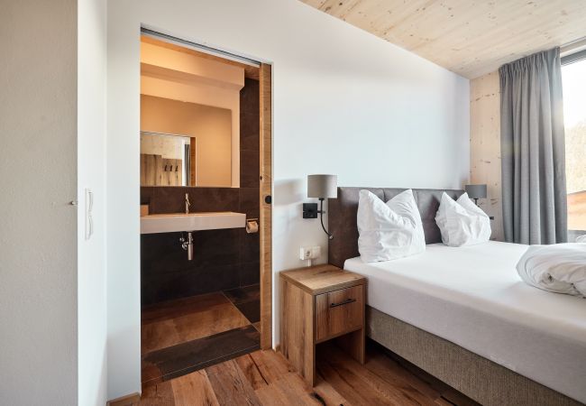 Schlafzimmer Alm Lodge 5 Schlafzimmer mit Doppelbett in Alm Lodge 5