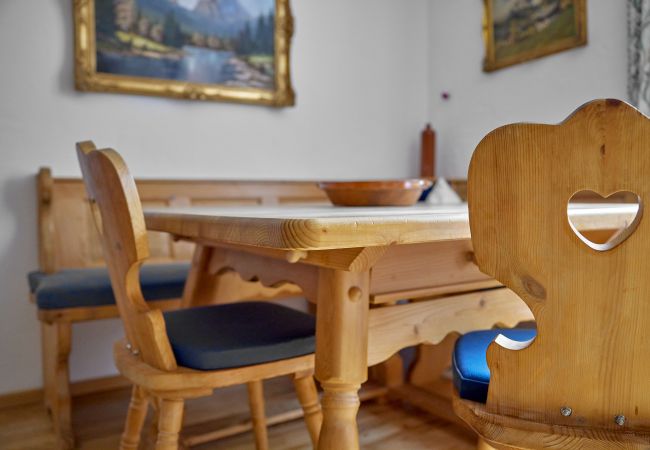 Wohnbereich Alt Montafon Appartment 4 Wohnbereich mit einem Tisch im Alt Montafon Appartment 4