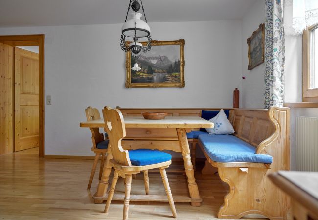 Wohnbereich Alt Montafon Appartment 4 Wohnbereich mit einem Tisch im Alt Montafon Appartment 4
