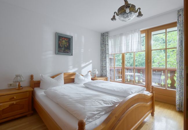 Schlafzimmer Alt Montafon Appartment 4 Schlafzimmer mit Doppelbett im Alt Montafon Appartment 4