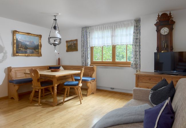 Wohnbereich Alt Montafon Appartment 4 Wohnbereich mit Sofa und Tisch im Alt Montafon Appartment 4