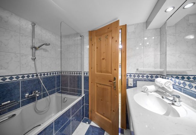 Bad Alt Montafon Appartment 4 Bad mit Badewanne und Waschbecken im Alt Montafon Appartment 4