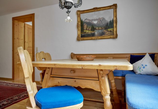 Wohnbereich Alt Montafon Appartment 4 Wohnbereich mit einem Tisch im Alt Montafon Appartment 4