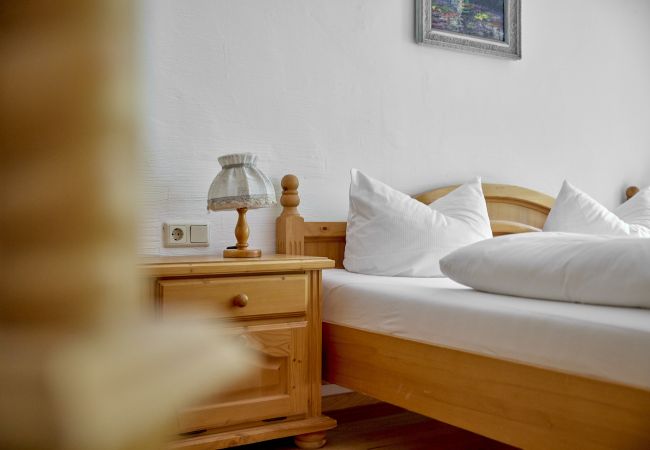 Schlafzimmer Alt Montafon Appartment 4 Schlafzimmer mit Doppelbett im Alt Montafon Appartment 4