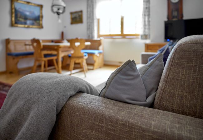 Wohnbereich Alt Montafon Appartment 4 Wohnbereich mit Sofa und Tisch im Alt Montafon Appartment 4