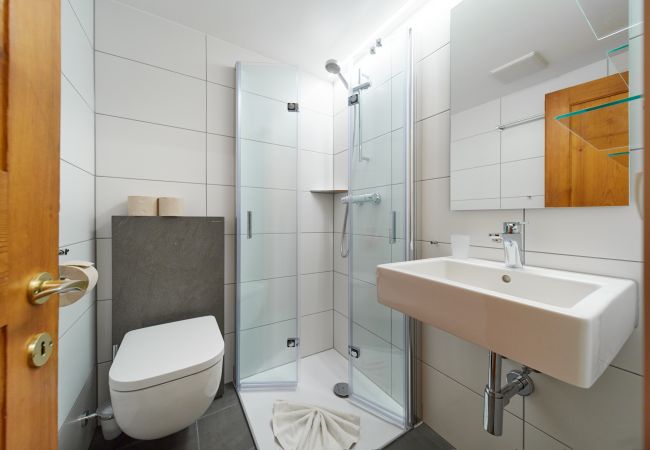 Bad Alice Alpenhaus Montafon Bad mit Klo, Dusche und Waschbecken in der Alice Alpenhaus Montafon