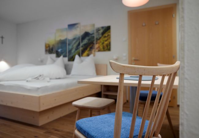 Wohnbereich Alice Alpenhaus Montafon Wohnbereich mit Tisch und Bett im Hintergrund im Alice Alpenhaus Montafon