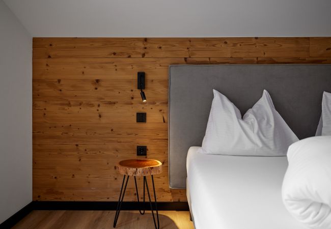 Schlafzimmer Wanderfalke 116 Alpin-Resort Montafon Schlafzimmer mit Doppelbett im Wanderfalke 116 Alpin-Resort Montafon