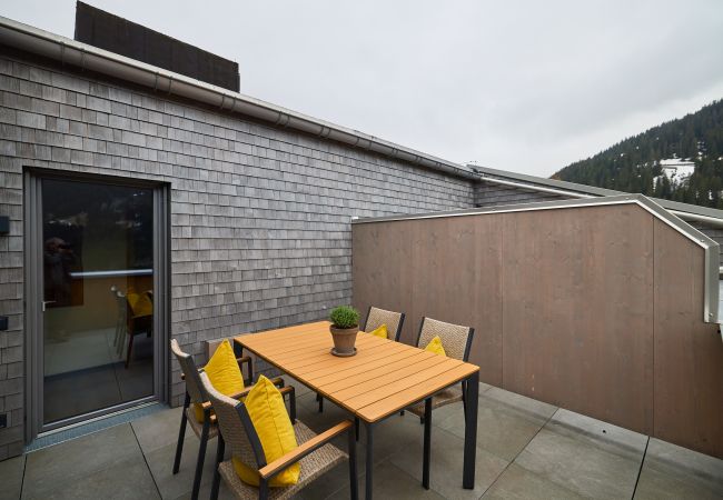Dachterasse Wanderfalke 116 Alpin-Resort Montafon Dachterasse mit Stühlen und einem Tisch im Wanderfalke 116 Alpin-Resort Montafon