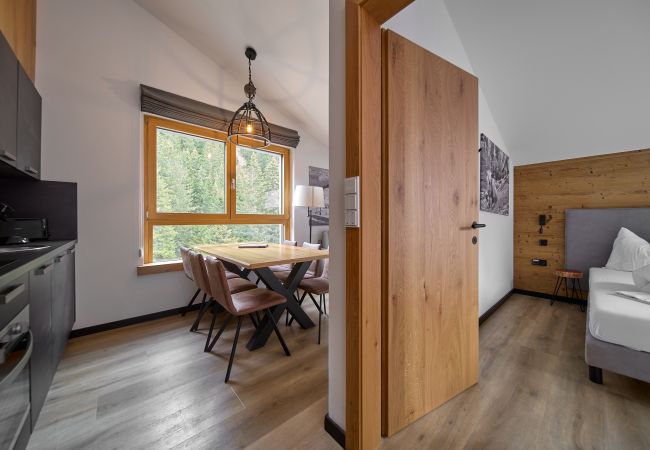 Wohnbereich Bartgeier 119 Alpin-Resort Montafon Wohnbereich mit Küche und Tisch in der Bartgeier 119 Alpin-Resort Montafon
