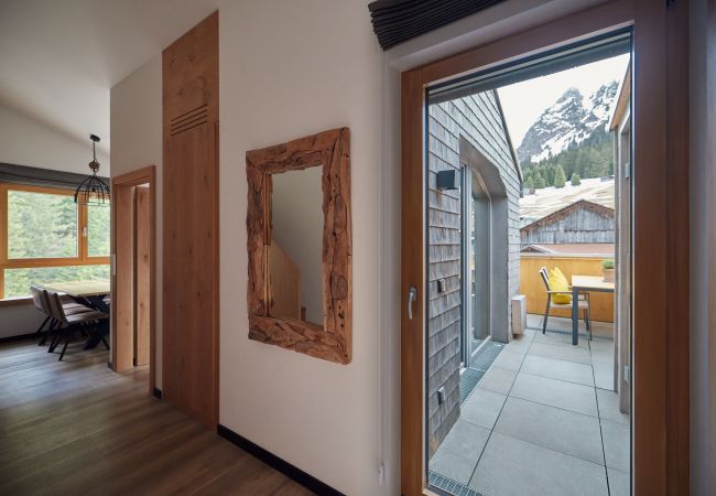 Wohnbereich Bartgeier 119 Alpin-Resort Montafon Wohnbereich mit einem Tisch im Bartgeier 119 Alpin-Resort Montafon