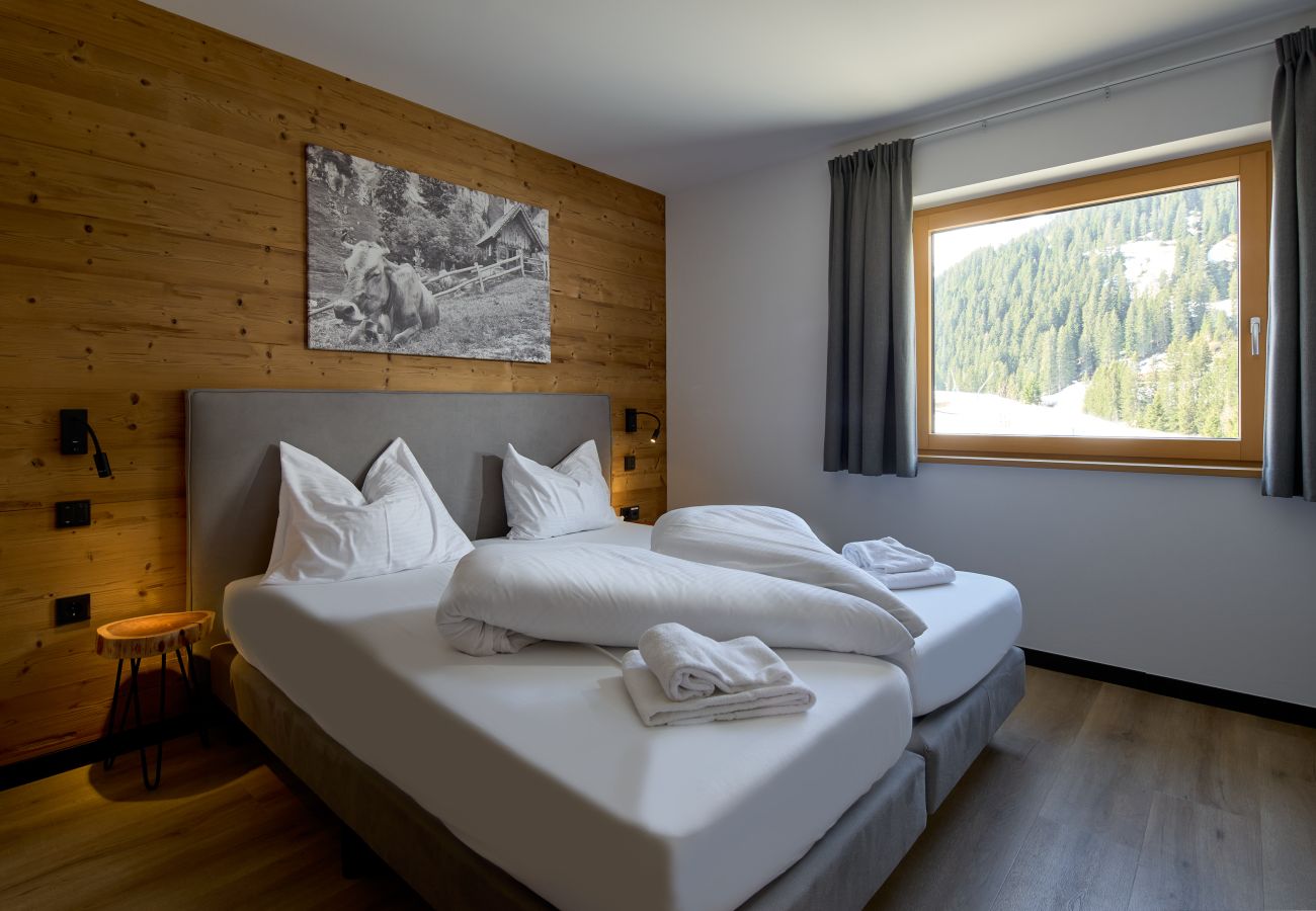 Schlafzimmer mit Doppelbett im Mauerläufer 307 Alpin-Resort Montafon